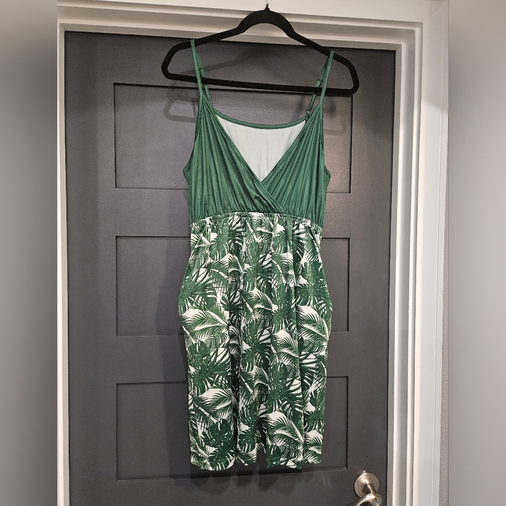 Floral beach dress with adjustable straps and it has pockets